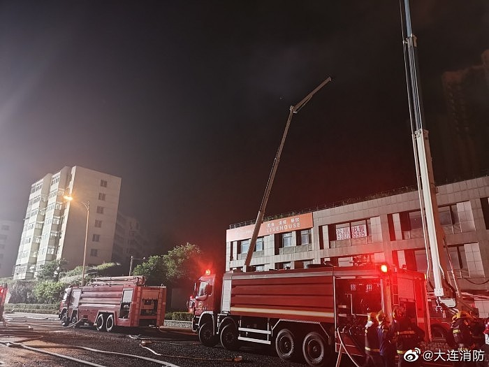 大连凯旋国际大厦火势得到控制：无人机、直升机出动救援 - 6