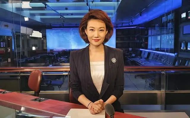 央视主持人李梓萌播报蓝天野去世，因职业笑遭吐槽，评论陷两极化 - 2