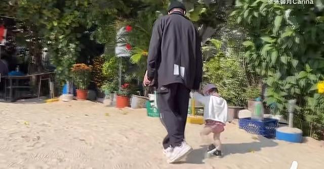 林峯张馨月带女儿到石澳游玩，小家伙首次玩沙子超级兴奋 - 8