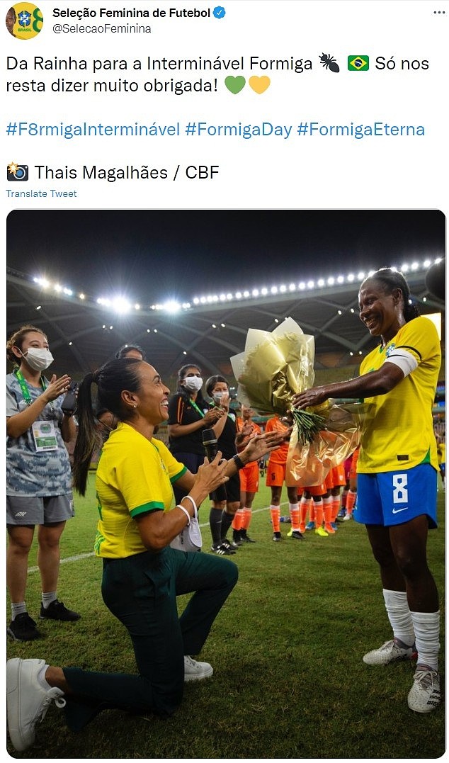 巴西女足老将福米加迎来国家队告别战，赛后玛塔单膝跪地献花