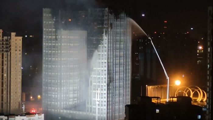 大连凯旋国际大厦火势得到控制：无人机、直升机出动救援 - 1