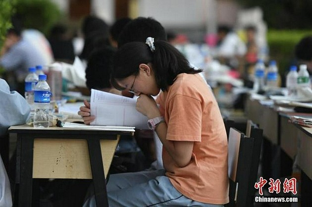 资料图：学生在进行例行考试。 中新社记者 刘冉阳 摄