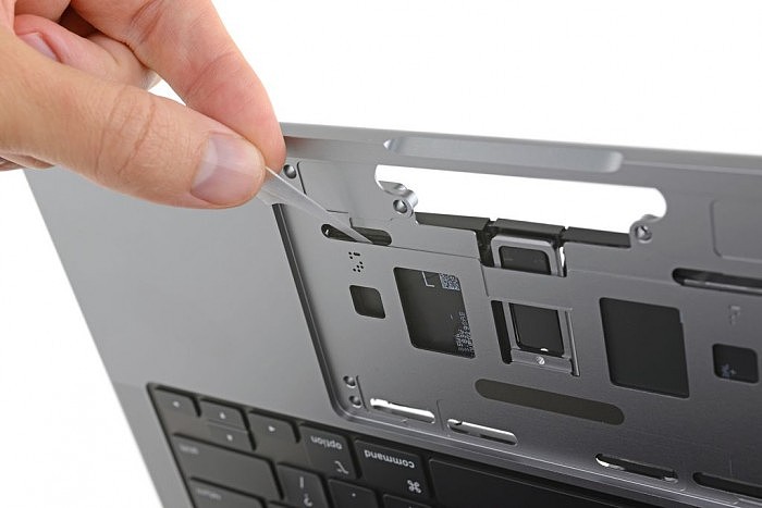 iFixit拆解14吋MacBook Pro发现有电池拉片 更容易手动更换电池 - 3