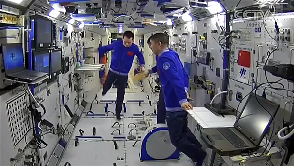 航天员在空间站打乒乓球 来看“太空出差三人组”花式健身 - 1