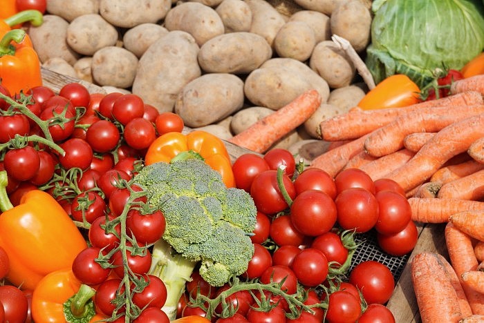 1600px-A_selection_of_vegetables_02.jpg