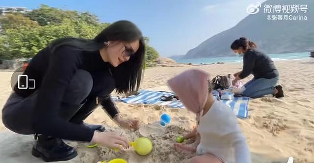林峯张馨月带女儿到石澳游玩，小家伙首次玩沙子超级兴奋 - 13