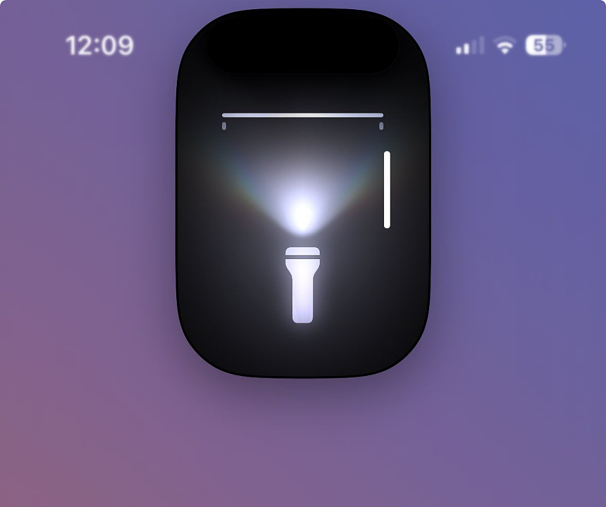苹果 iOS 18 更新细节内容一览：App 隐藏名称、手电筒光照宽度可调节 - 7