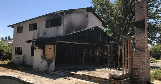 美国楼市热度不减 加州火焚破屋卖了100万美元 - 1