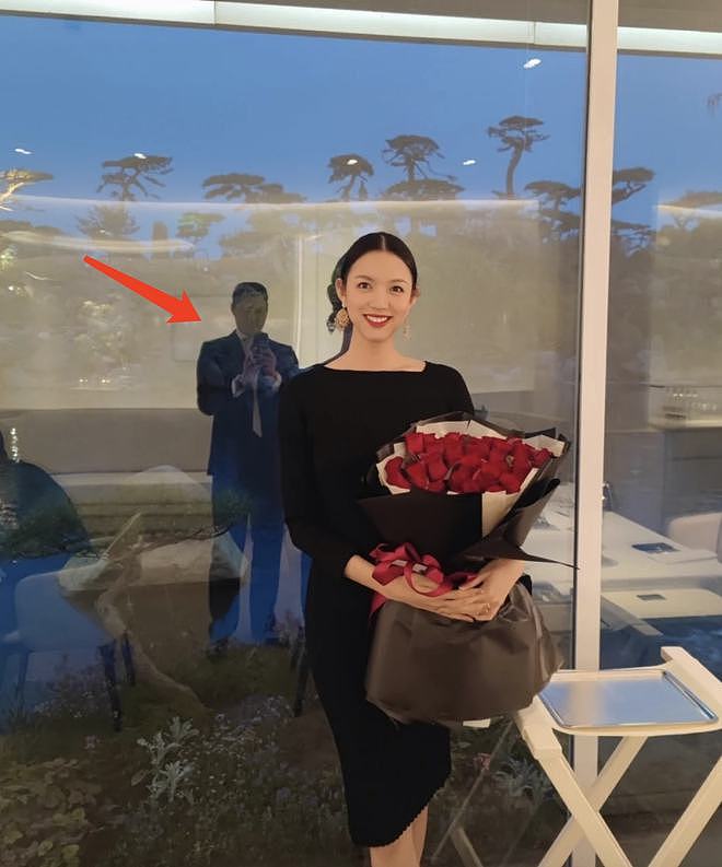 张梓琳庆祝结婚12周年，晒夫妻同框共进晚餐，丈夫送玫瑰浪漫有型 - 3