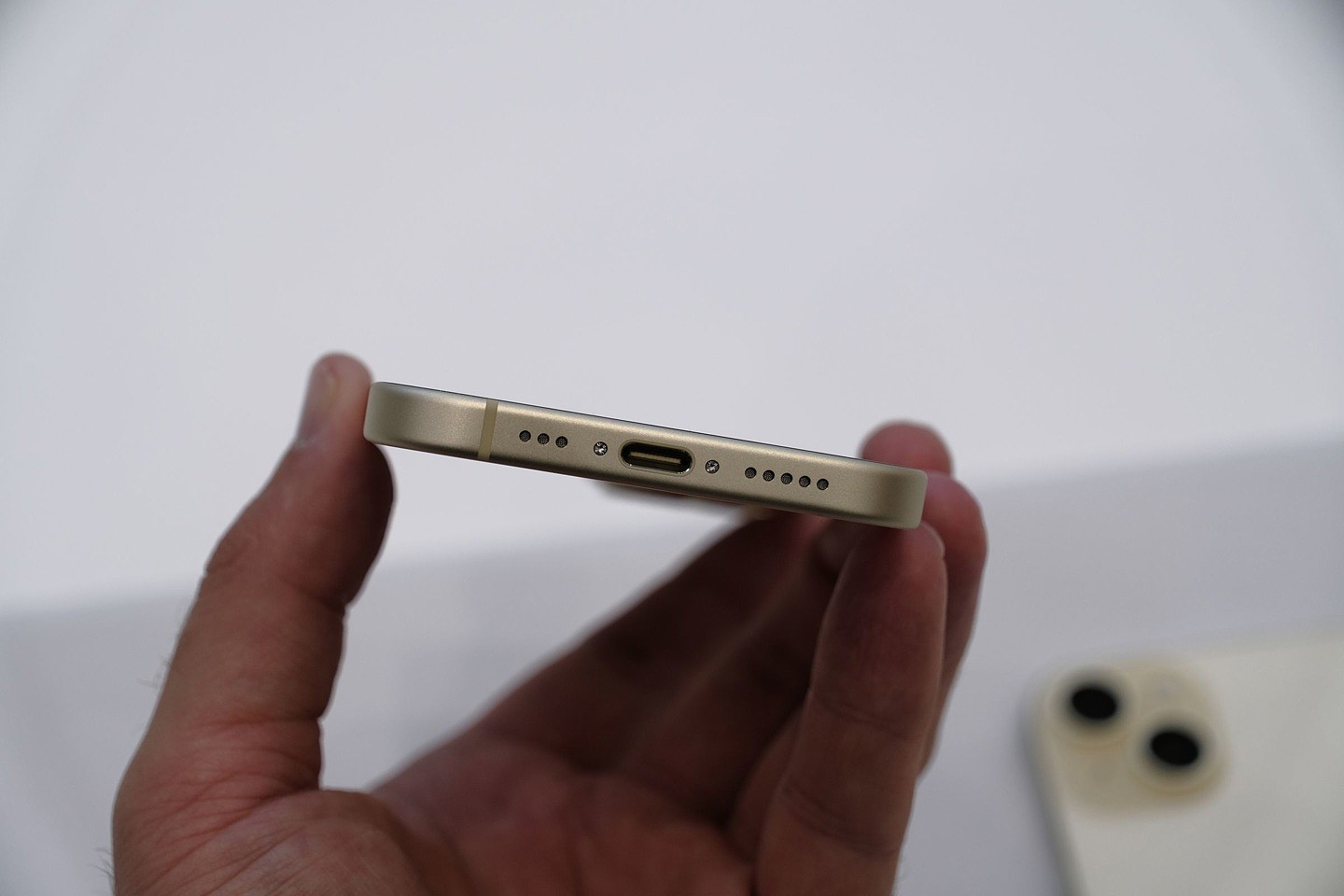 苹果 iPhone 15 / Plus 真机上手：采用 USB-C 接口，支持灵动岛 - 2