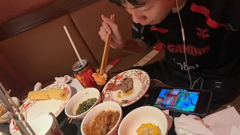 童心未泯?JDG上单小将sheer吃饭时用手机观看《熊出没》 - 1