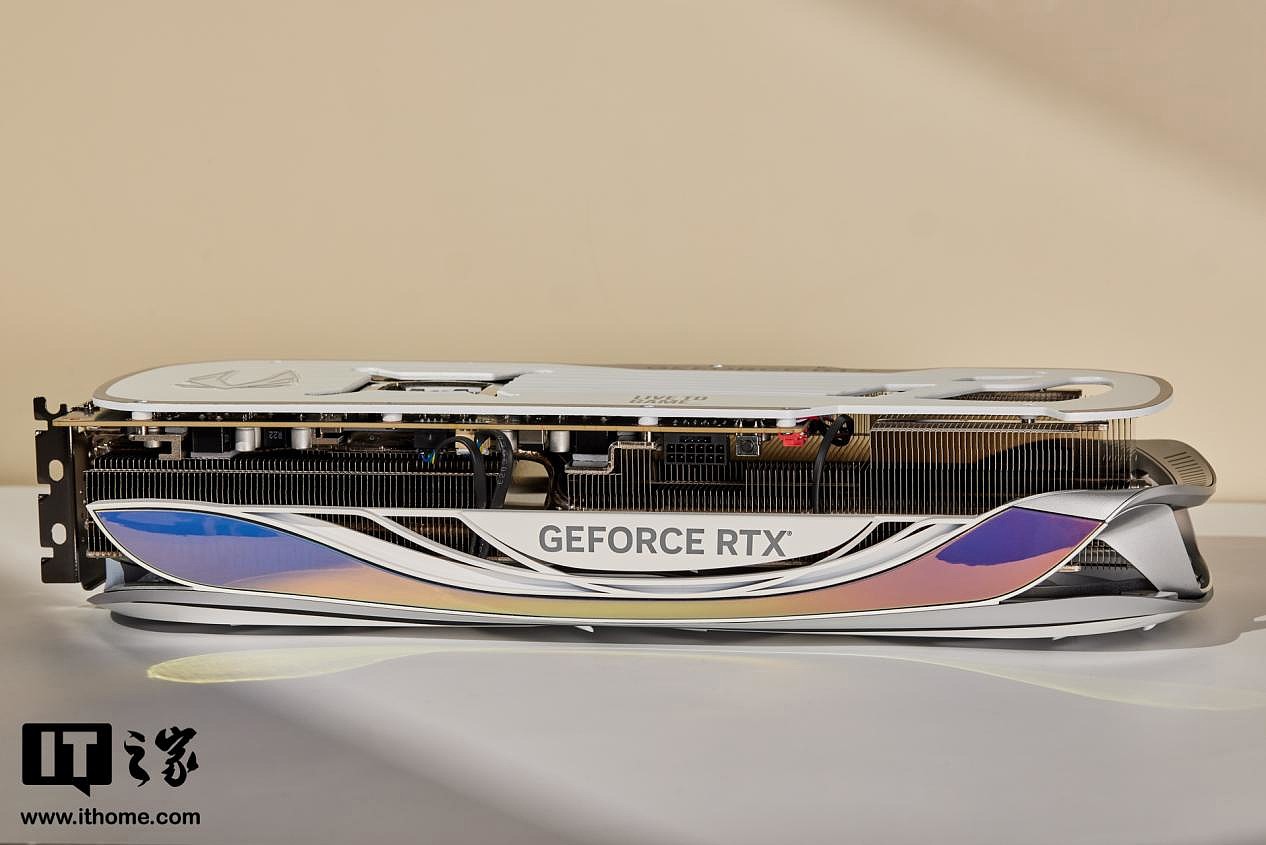 【IT之家开箱】索泰 GeForce RTX 4090 AMP EXTREME AIRO 月白显卡图赏：全新白金配色，侧透机箱绝配 - 10