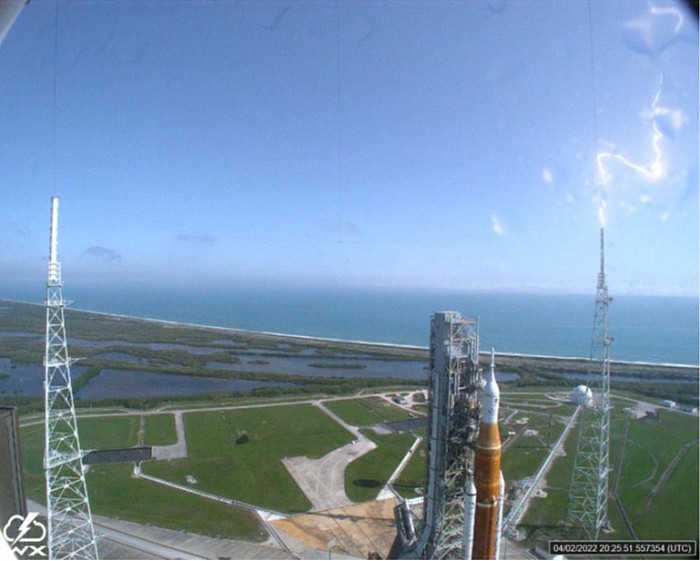 NASA火箭发射台被闪电击中 就在322英尺高的月球火箭旁边 - 3