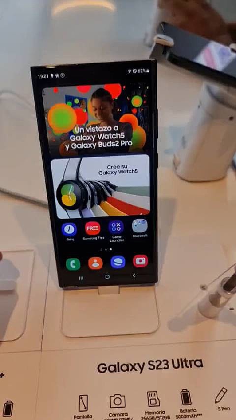 三星 Galaxy S23 Ultra 已现身卖场柜台，上手图片和视频流出 - 1