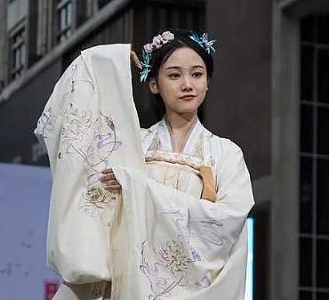 中华文化的瑰宝，旗袍起源之谜 - 1