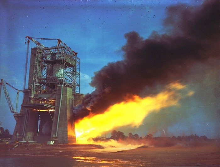 NASA-SATURN-F-1-ENGINES-HOT-FIRE-TEST-1966.jpg