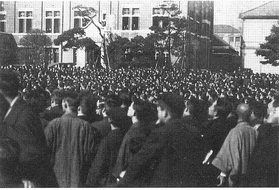 1922年11月29日，日本早稻田大学学生在迎接爱因斯坦前去讲演。 图片来源：早稻田大学