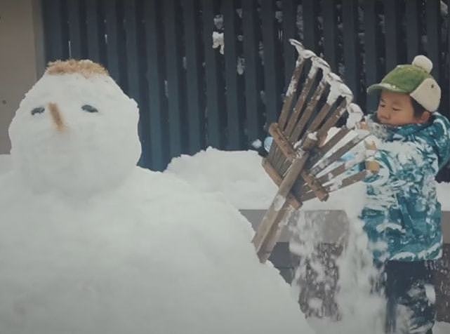 孙莉晒一家堆雪人，首公开4岁儿子正脸，黄磊陪儿子打雪仗好温馨 - 9
