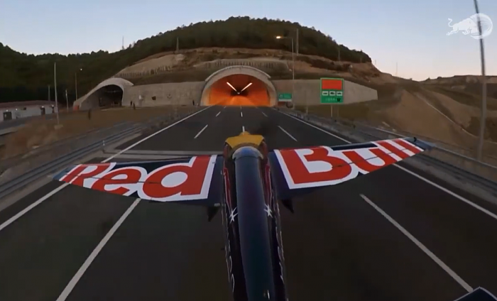 红牛“敢死队”飞机穿越高速公路隧道挑战成功 - 1