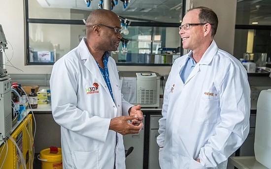 ■ 盖茨基金会CEO马克·苏斯曼与凯利·奇巴尔博士在南非开普敦的H3D实验室 / 盖茨基金会