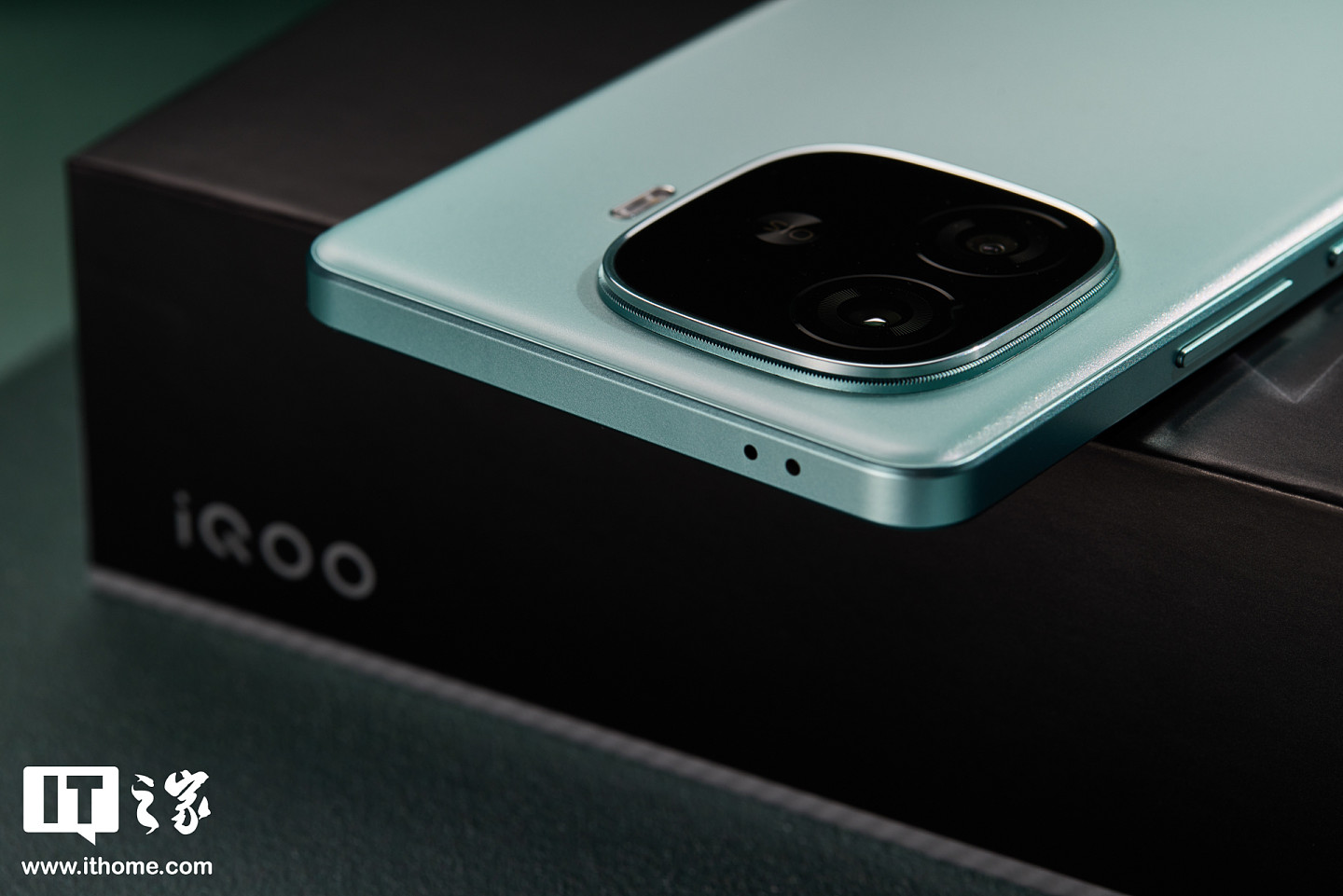 【IT之家开箱】iQOO Z9 Turbo「山野青」图赏：搭载 6000mAh 超薄蓝海电池的轻薄性能机 - 10