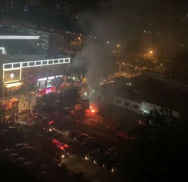 北京一出租车换电站起火 现场疑似发生爆炸 具体原因不明 - 1