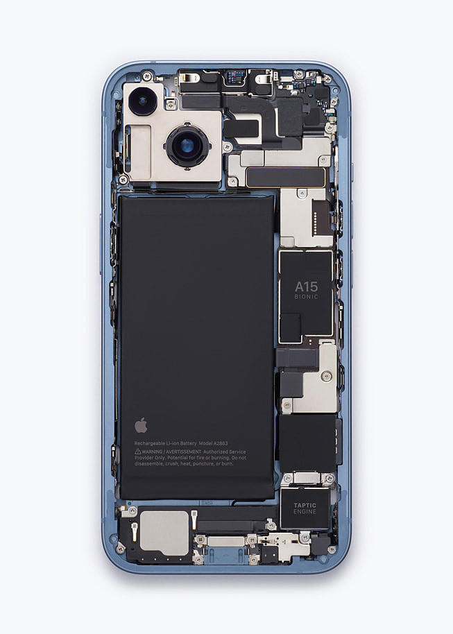 Apple 开创性的拆解机器人 Daisy 回收 iPhone 元件，包括 Apple 设计的锂离子电池。