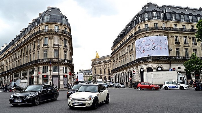 800px-Traffic_in_opposite_directions,_Paris_26_May_2014.jpg