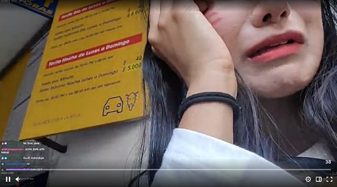 企鵝妹在智利被搶走手機後，無助蹲在地鐵站痛哭。(圖/企鵝妹 Twitch)