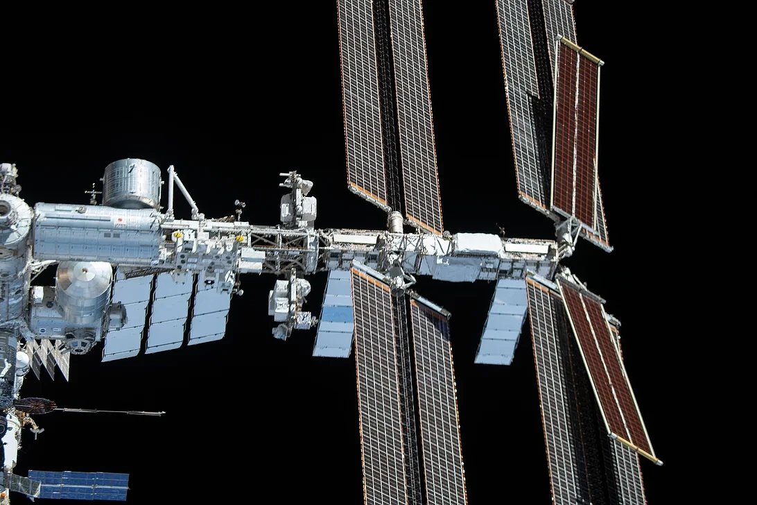 NASA公布新一批ISS近照：摄于Crew-2返回地球任务期间 - 3