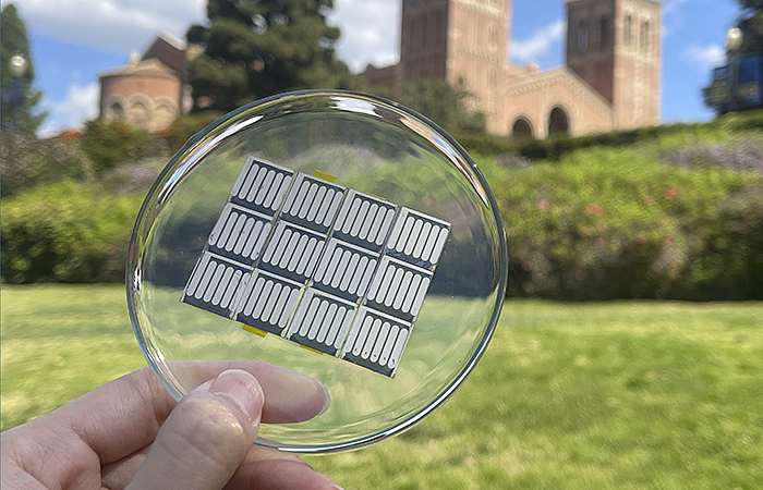 UCLA团队找到了维持钙钛矿太阳能电池长期效能稳定的好方法 - 1