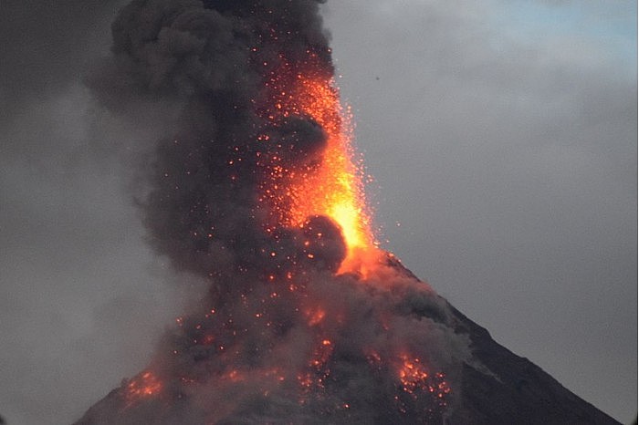 800px-Mayon_Volcano_Eruption_4.jpg
