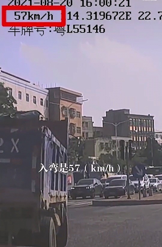 深圳一公交车路口漂移引热议 司机被公司解聘 - 1