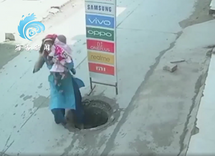 印度女子抱婴儿打电话落井 旁边牌子大亮：几乎全是中国手机 - 1