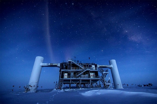 冰立方中微子探测器发现了穿过南极表面冰层的高能中微子。在图中的地面实验室中，科学家安装了收集原始数据的计算机
