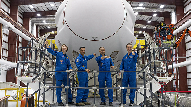 左起是美国宇航局宇航员凯拉·巴伦、拉贾·查里和汤姆·马什本，以及欧洲航天局宇航员马蒂亚斯·莫雷尔，近日他们在佛罗里达州肯尼迪航天中心的猎鹰9号火箭前。