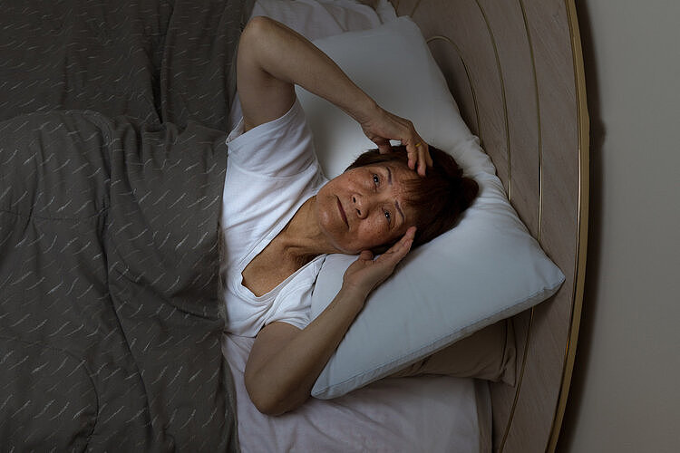 老人经常半夜醒过来，睡不着，会影响健康吗？做好4点或睡得更香 - 6