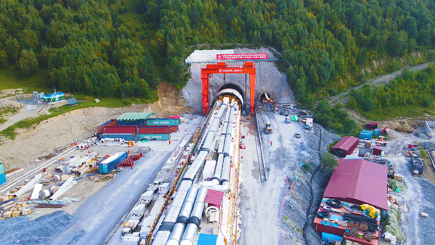 这是9月7日在格鲁吉亚古多里组装过程中的“高加索号”全断面硬岩掘进机。新华社发（中国中铁隧道局集团供图）