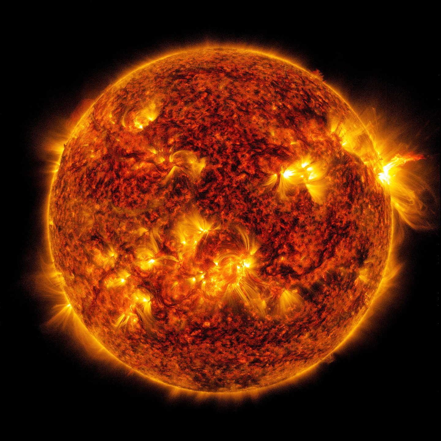 X级强烈太阳耀斑上月末从太阳喷发 NASA太阳动力学观测站拍到画面 - 1