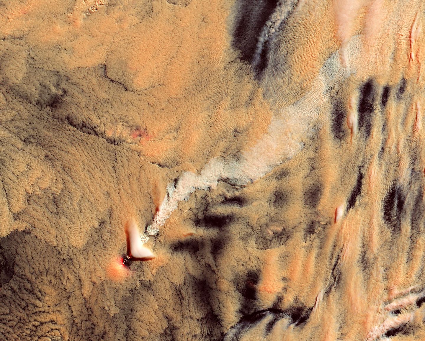 1000米高的活跃的平流火山上演真假难辨的“火山轨迹” - 1