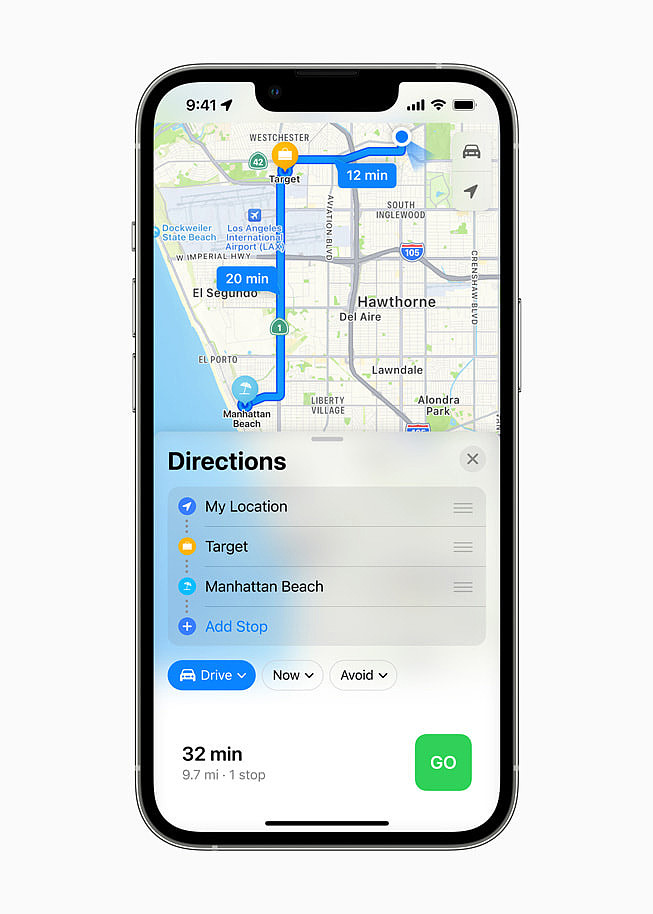 一名用户在使用 Apple 地图 App 的多点路线规划功能，为即将开始的行程规划多个经停点。