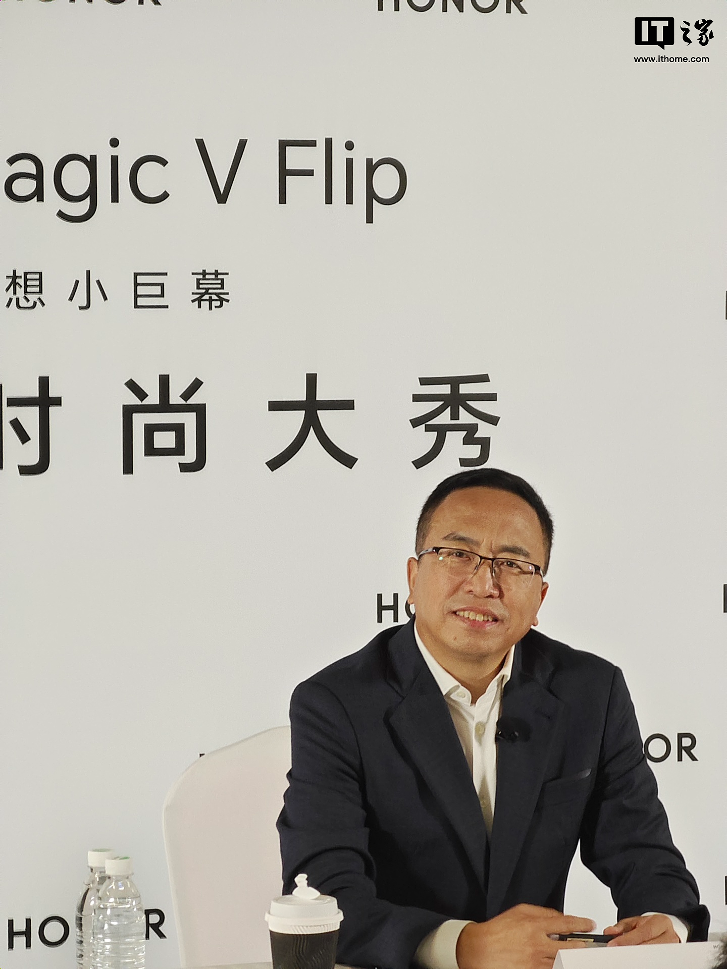 荣耀 CEO 赵明采访：Magic V Flip 出货超百万台可盈亏平衡，小折叠的价值在于合上 - 1