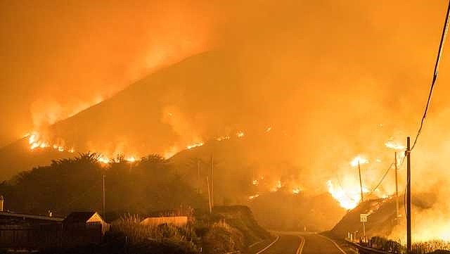 大规模山火席卷美国加州沿岸 - 4