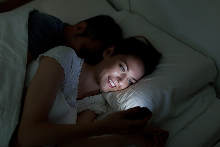 晚上躺着玩手机的人，最后都怎样了？久而久之，4个后果要承受 - 3