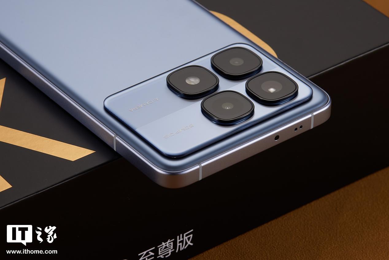 【IT之家开箱】Redmi K70 至尊版手机图赏：延续无界美学，冰璃蓝梦幻简洁 - 11