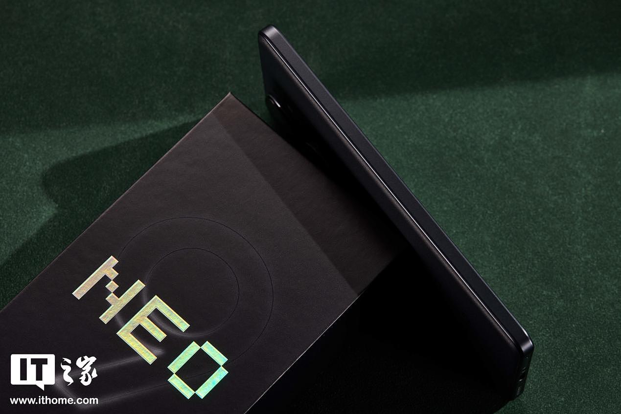 【IT之家开箱】iQOO Neo9S Pro + 格斗黑手机图赏：大众的审美，电竞的心 - 10