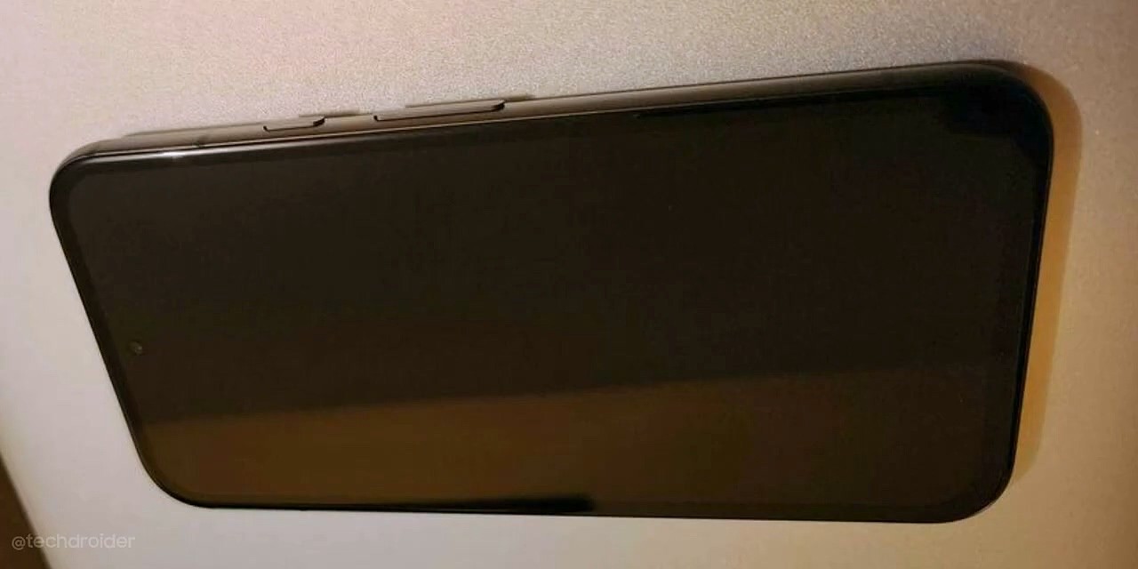 谷歌 Pixel 8a 手机真机照片曝光：配磨砂背面、收窄屏幕边框 - 4
