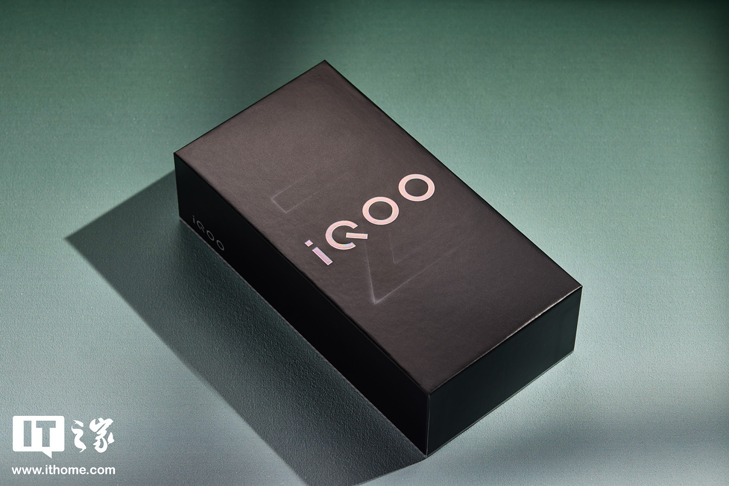 【IT之家开箱】iQOO Z9 Turbo「山野青」图赏：搭载 6000mAh 超薄蓝海电池的轻薄性能机 - 7