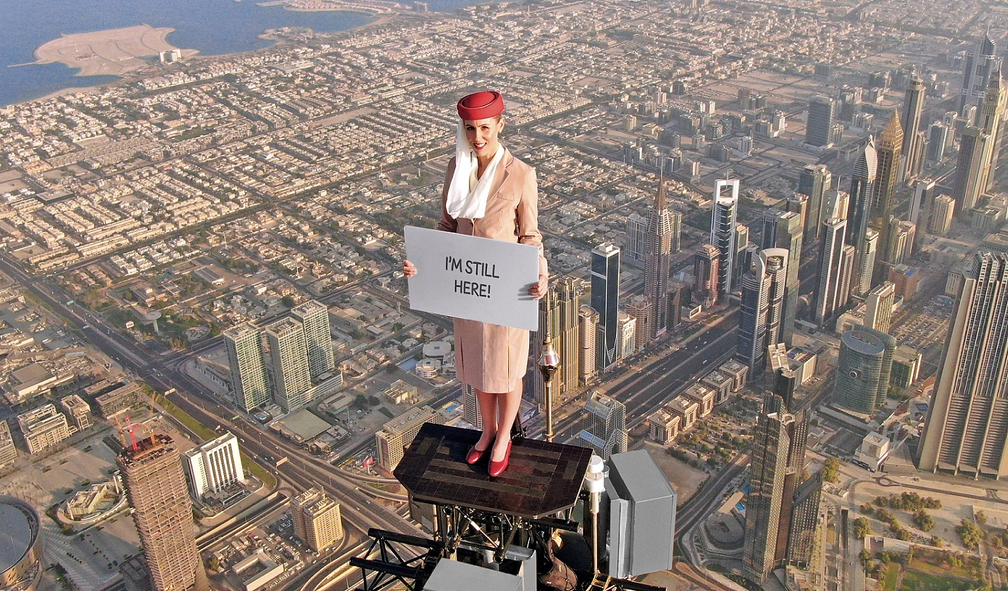 阿联酋航空高空广告又来了：小姐姐站在世界最高建筑尖顶 看的腿软