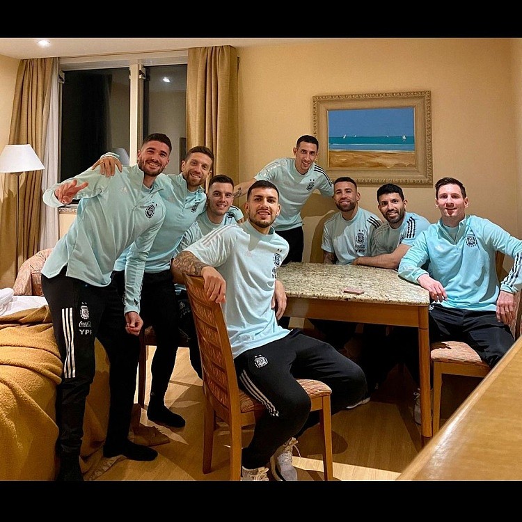 梅西晒与阿根廷国家队队友合照：难忘旅行的回忆❤️ - 1